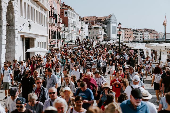 rue bondée de touristes