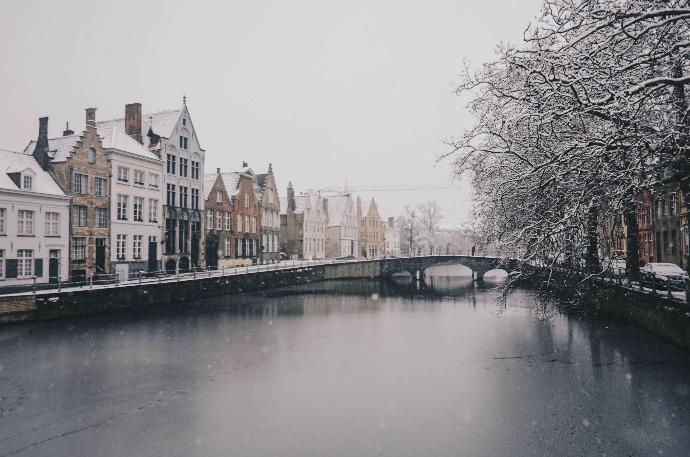 canaux brugges sous neige